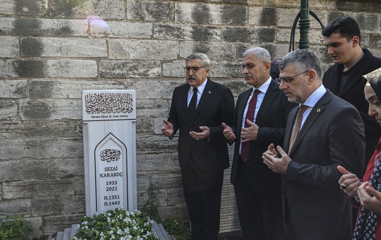 Huseyîn Yayman çû ser gora Sezaî Karakoç / Wêne: AA