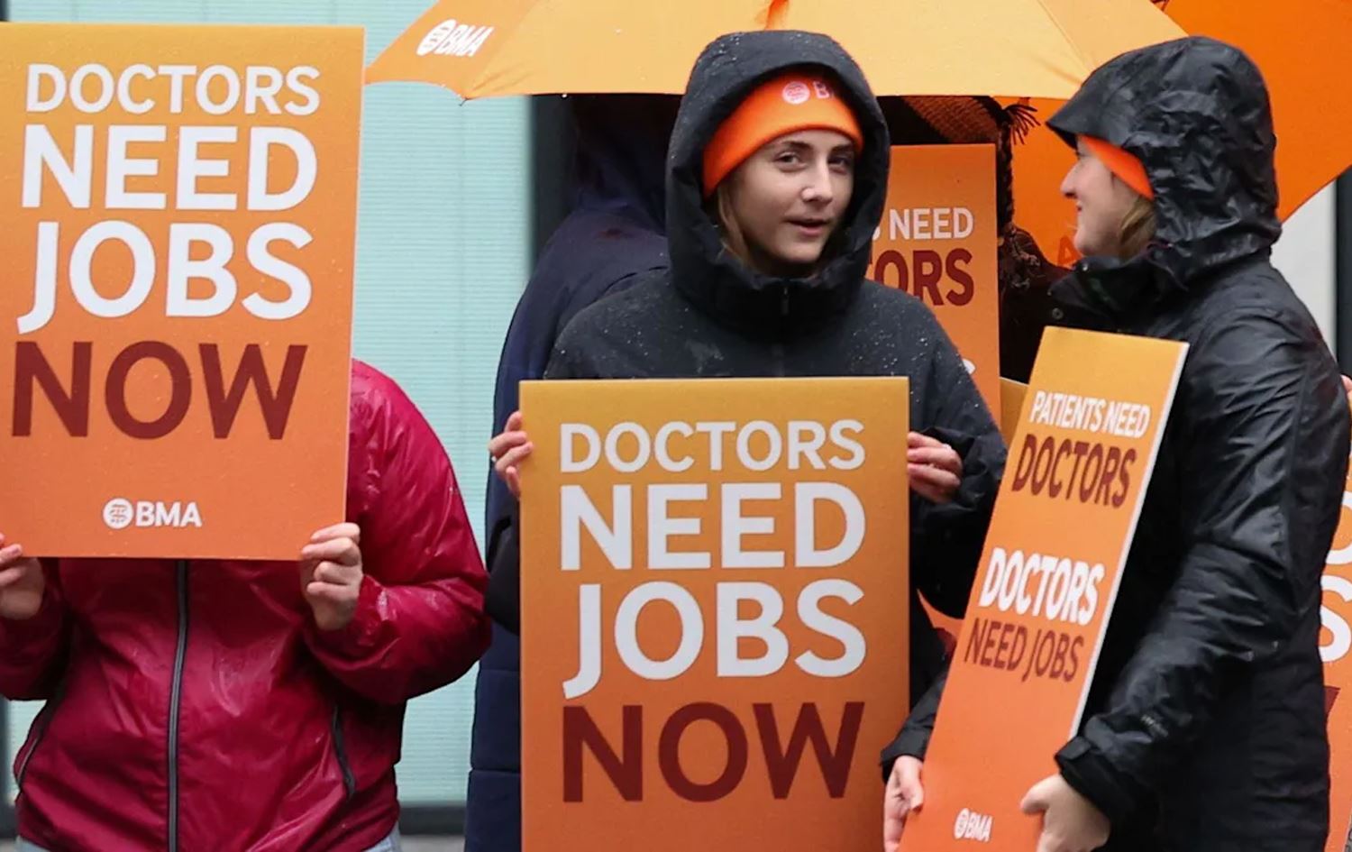 لە ئینگلاند پزیشکانی خولاو مانیان گرت