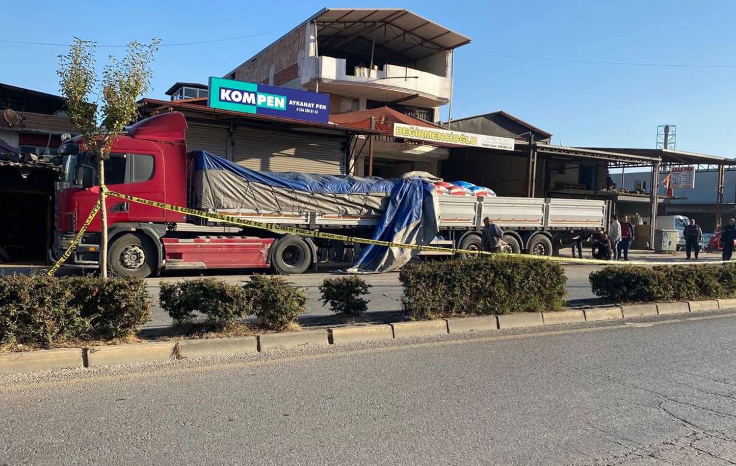 Manisa'nın Alaşehir ilçesinde trafik polislerinin bulunduğu ekip aracı TIR'a çarptı. / AA