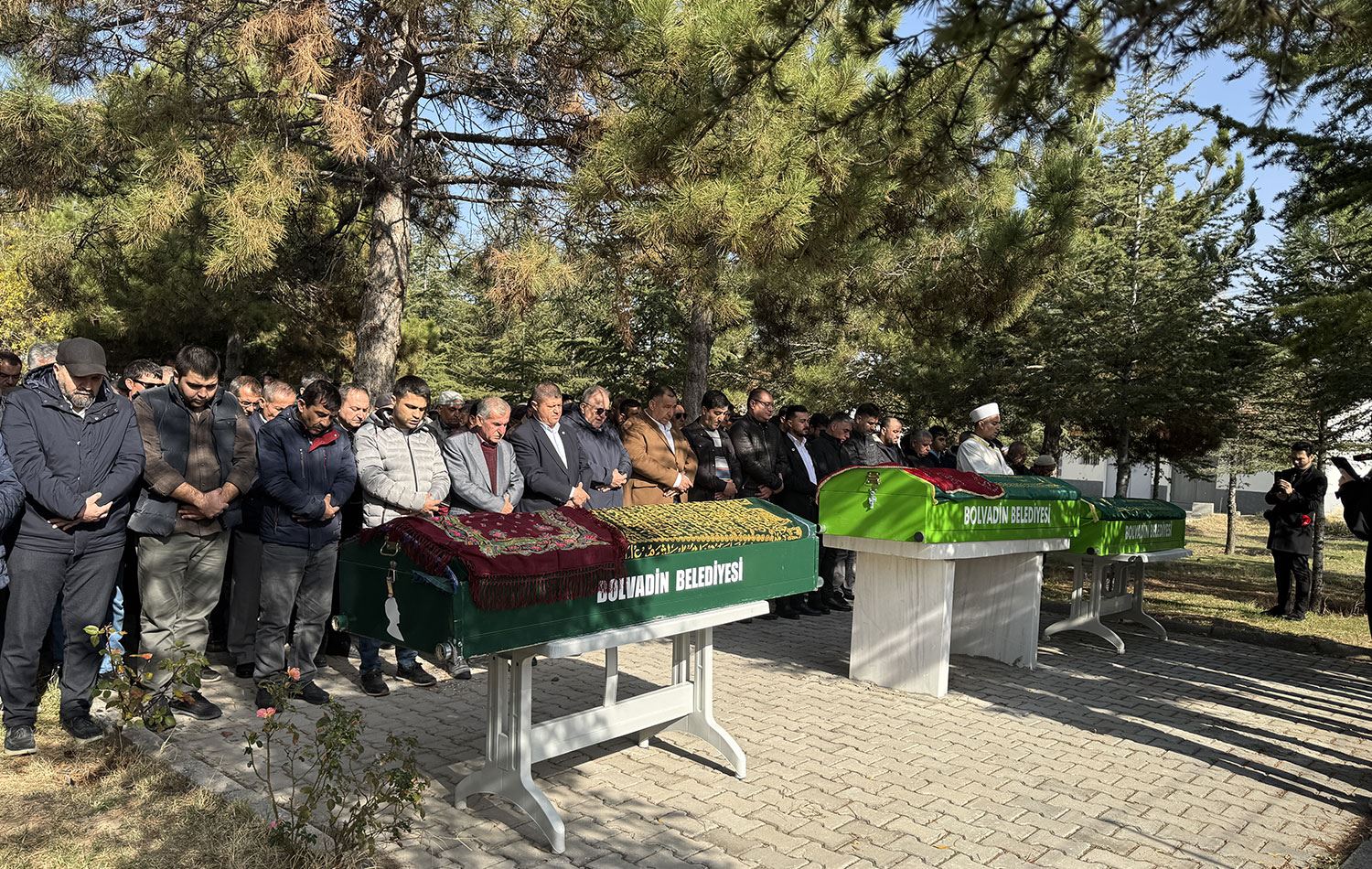 Fatih'te gıda zehirlenmesi şüphesiyle ölen anne ve iki çocuğun cenazesi Afyonkarahisar'da defnedildi. / AA
