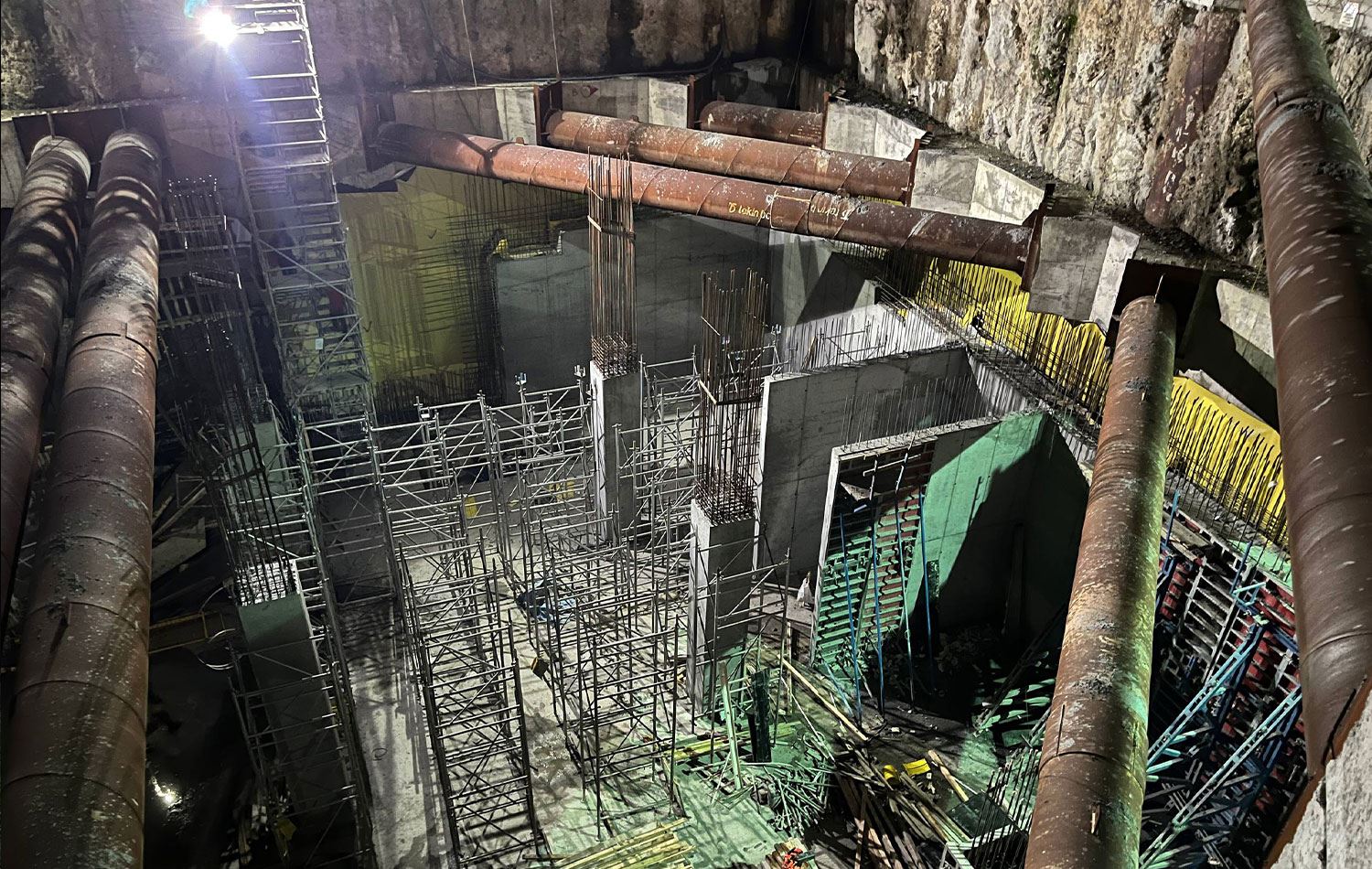 Kabataş İskelesi'nin yanındaki M7 metro hattında yapılan çalışma sırasında, eksi 6. katındaki iskelede çökme meydana geldi. / Foto: AA