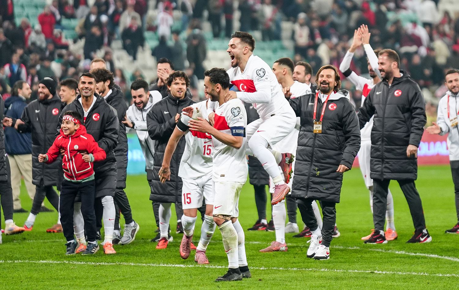 Türkiye Milli takım futbolcuları, alınan galibiyetin ardından sevinç yaşadı. / AA