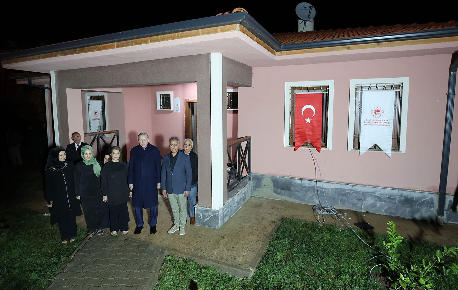 Erdoğan, Adıyaman'da depremzede aileyi ziyaret etti. / Foto: AA