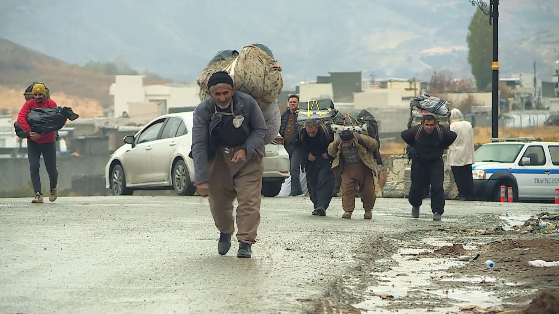 Iran’s Kurdish border porters highlight the hardship of their job