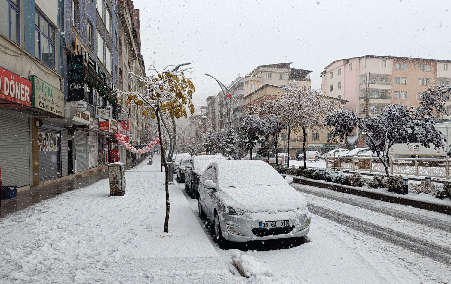 Hakkari'de gece başlayan kar nedeniyle kent merkezi beyaza büründü - AA