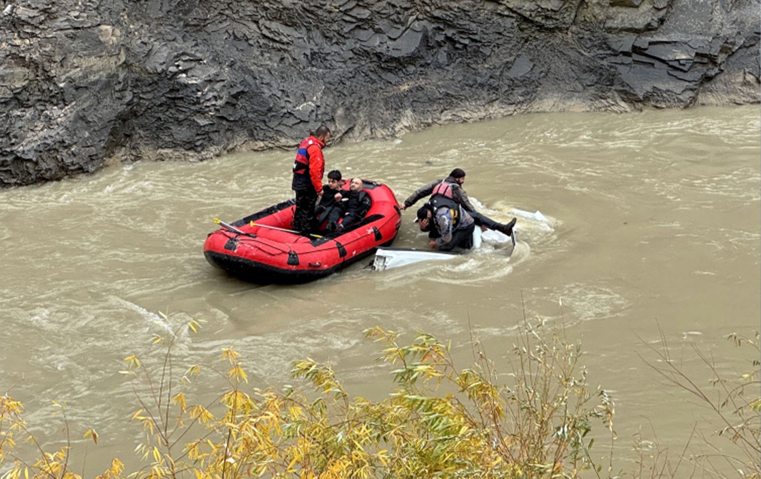 Hakkari'de pikap Zap Suyu'na düştü: 2 ölü, 2 yaralı