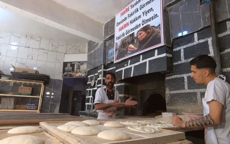Fırın işleten Nevzat Kar, dört yıldır un karşılığında ekmek vererek mahalleliye hizmet sunuyor.