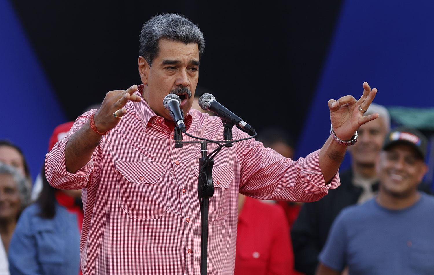 Venezuela Devlet Başkanı Maduro, Caracas'ta düzenlenen "Bolivarcı Entegre Taban Komiteleri" yemin törenine katılmıştı. / AA