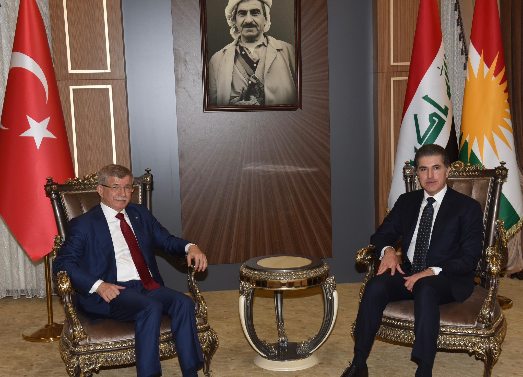 Başkan Neçirvan Barzani, Duhok’ta düzenlenen Ortadoğu Barış ve Güvenlik Forumu (MEPS2025) kapsamında Türkiye’nin eski Başbakanı ve Gelecek Partisi Genel Başkanı Ahmet Davutoğlu ile bir araya geldi.