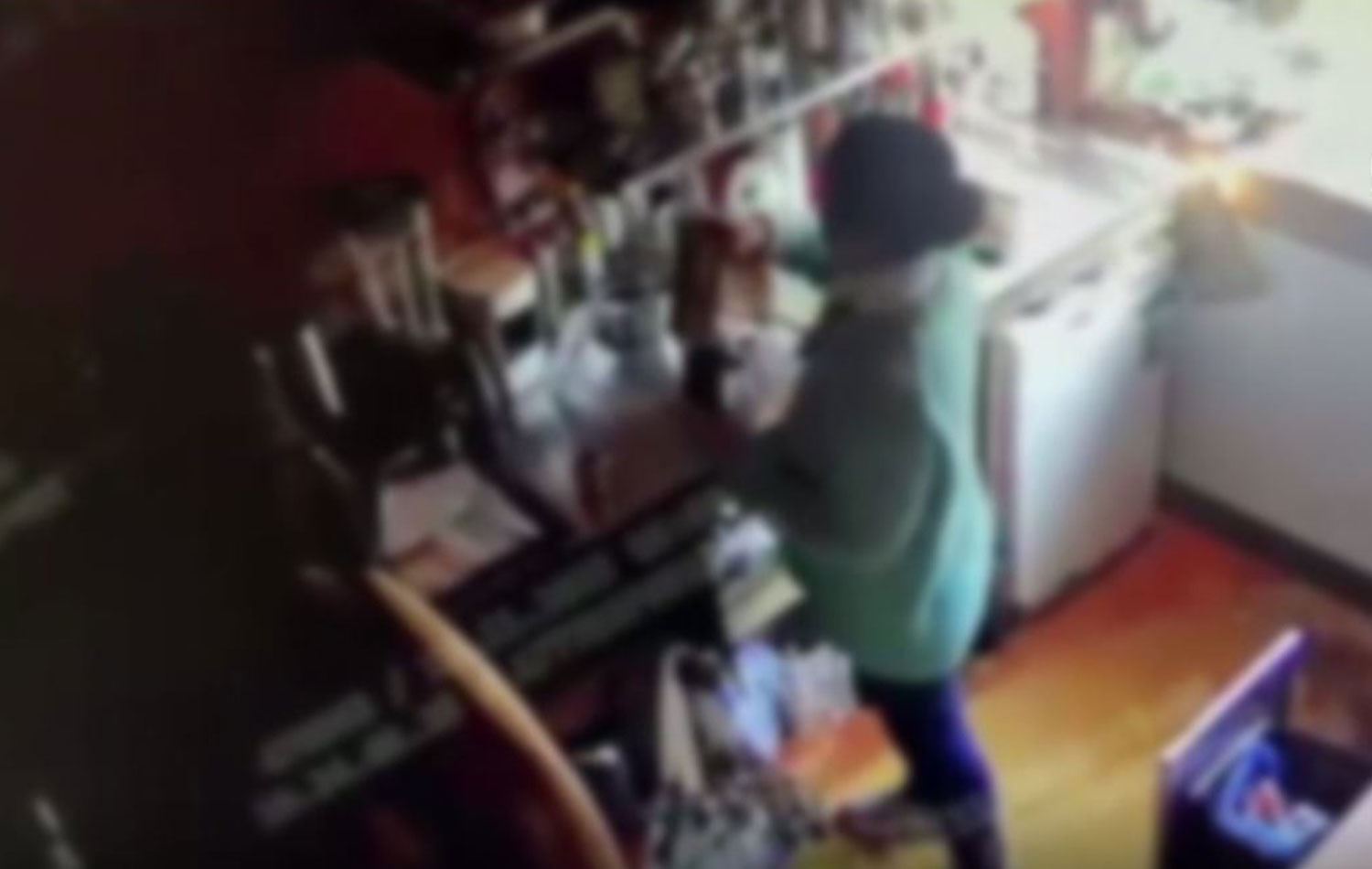 M.A'nın kahveyi yapması güvenlik kamerasınca kaydedildi. / AA