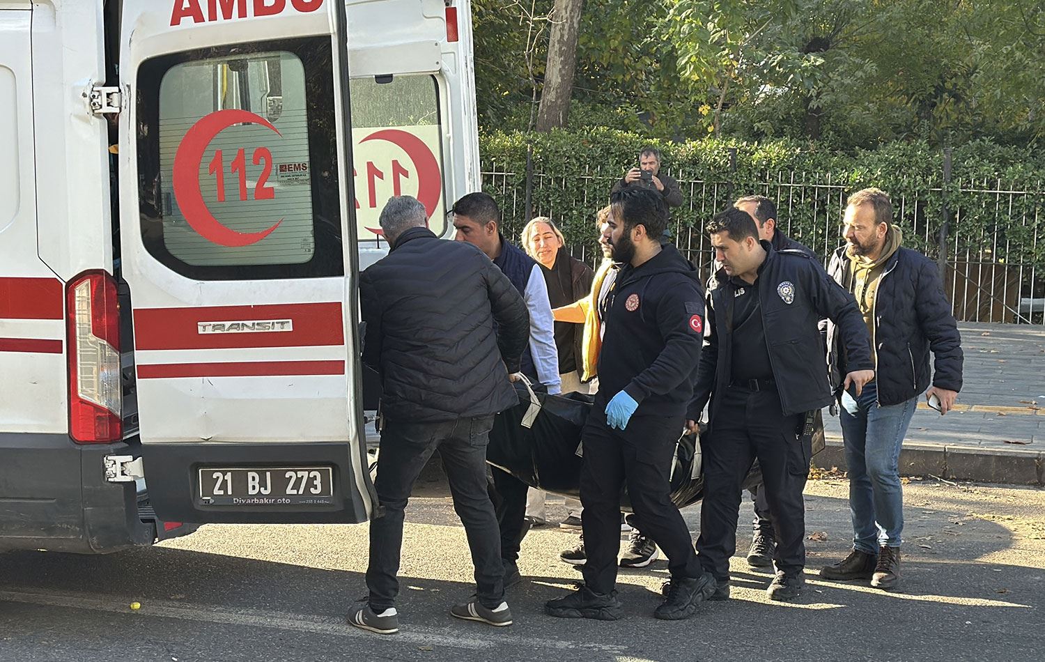 Anne ve oğlunun cesetleri, otopsi için Diyarbakır Adli Tıp Kurumu'na götürüldü. / AA