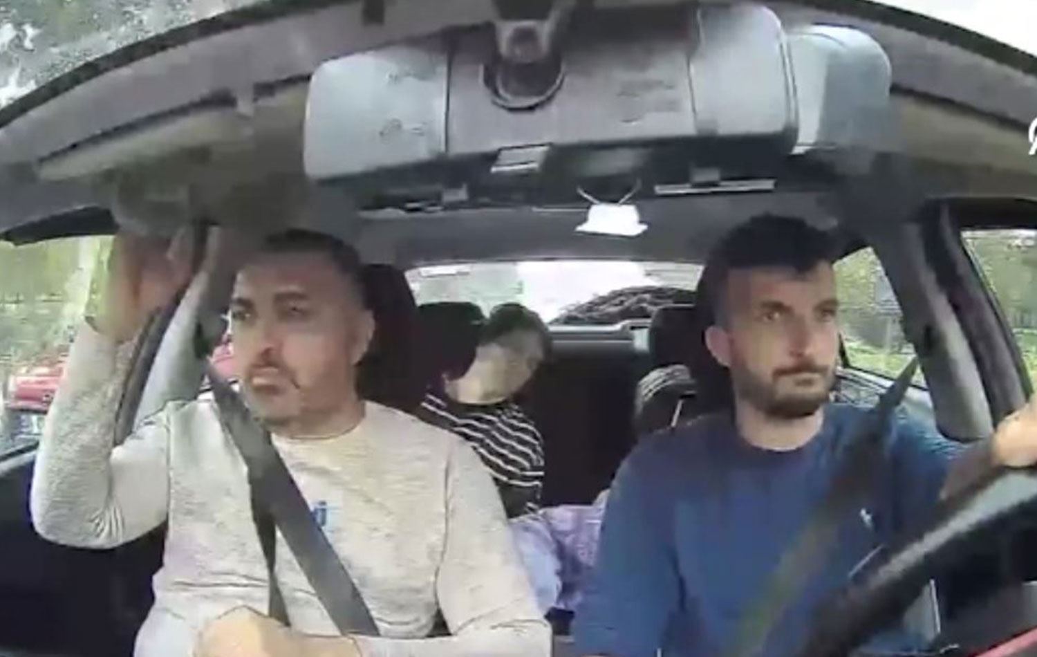 Böçek ailesini hastaneye girmek için taksiye bindikleri anlardan görüntü.