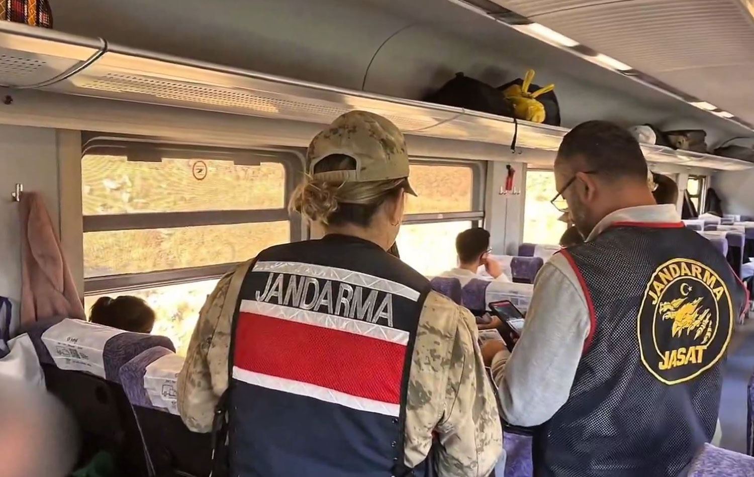 Göçmen kaçakçılarına karşı operasyon düzenlendi. / Video alıntısı