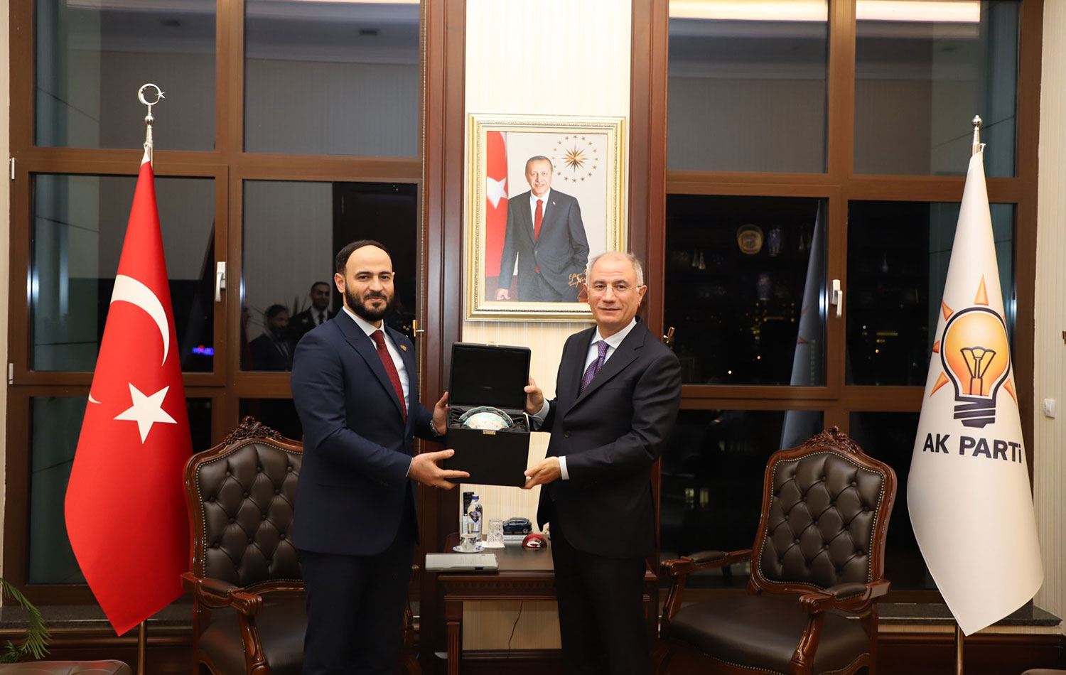 AK Parti Genel Başkanvekili Ala (sağda), Halep Valisi Azzam el-Garib ile görüştü. / AA