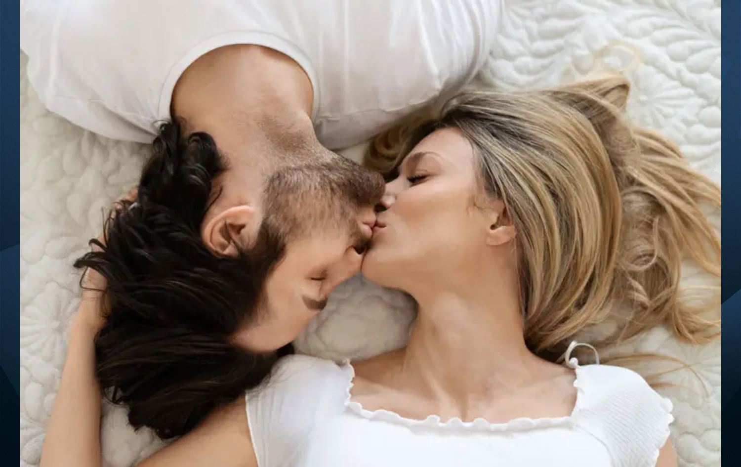 Jin û mêrek dev û lêvên hev maç dikin / Wêne: Arşîv