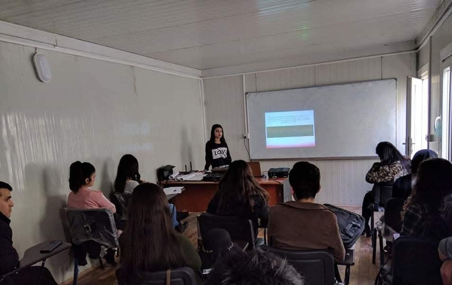 خوێندکارانی هونەرە جوانەکانی رواندز لەنێو کەرەڤانەدا دەخوێنن