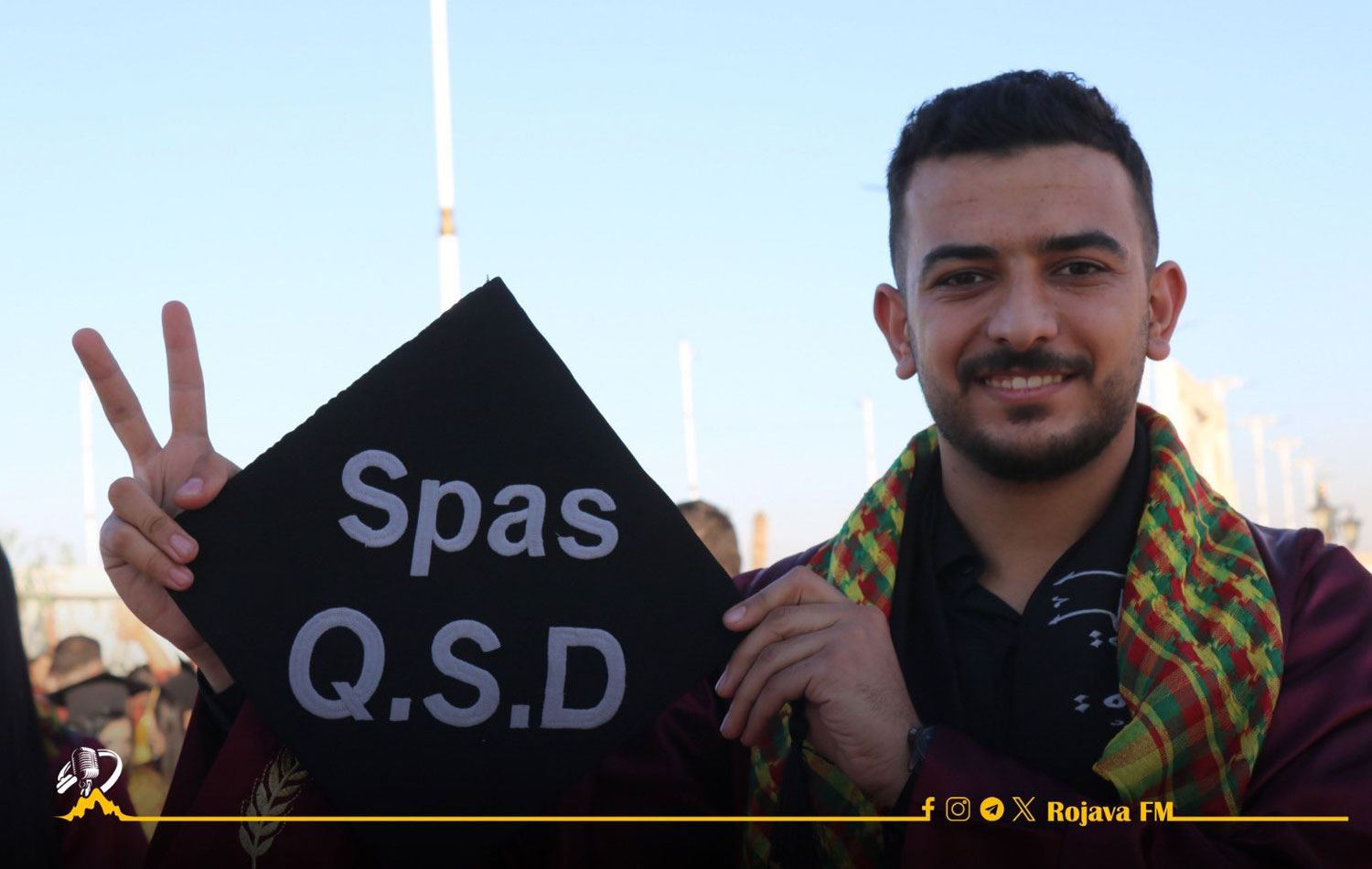 DSG Sözcüsü Ferhad Şami, Rojava Üniversitesi'nden mezun olan öğrencilerin fotoğraflarını paylaştı. / 