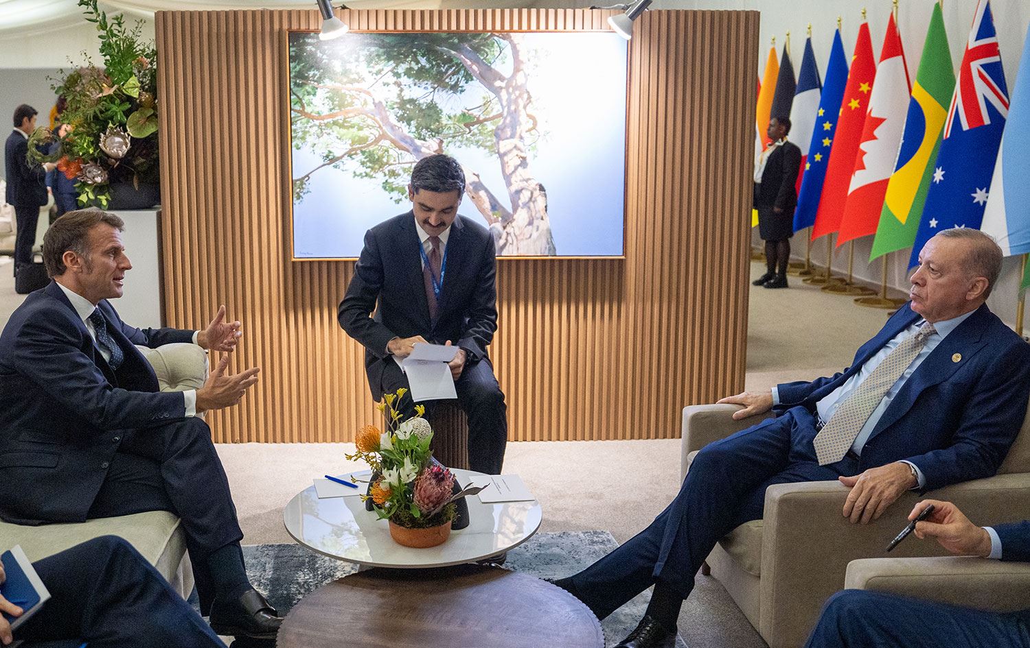 Erdoğan (sağda), Fransa Cumhubaşkanı Macron (solda) ile bir araua geldi. / AA