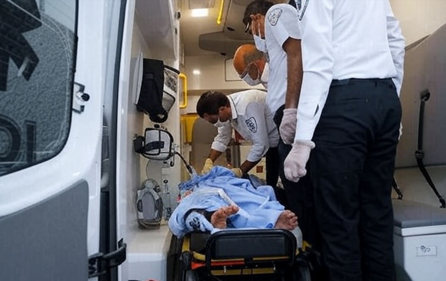 Tîmên tenduristiyê nexweşan vediguhêzin / Wêne: IRNA