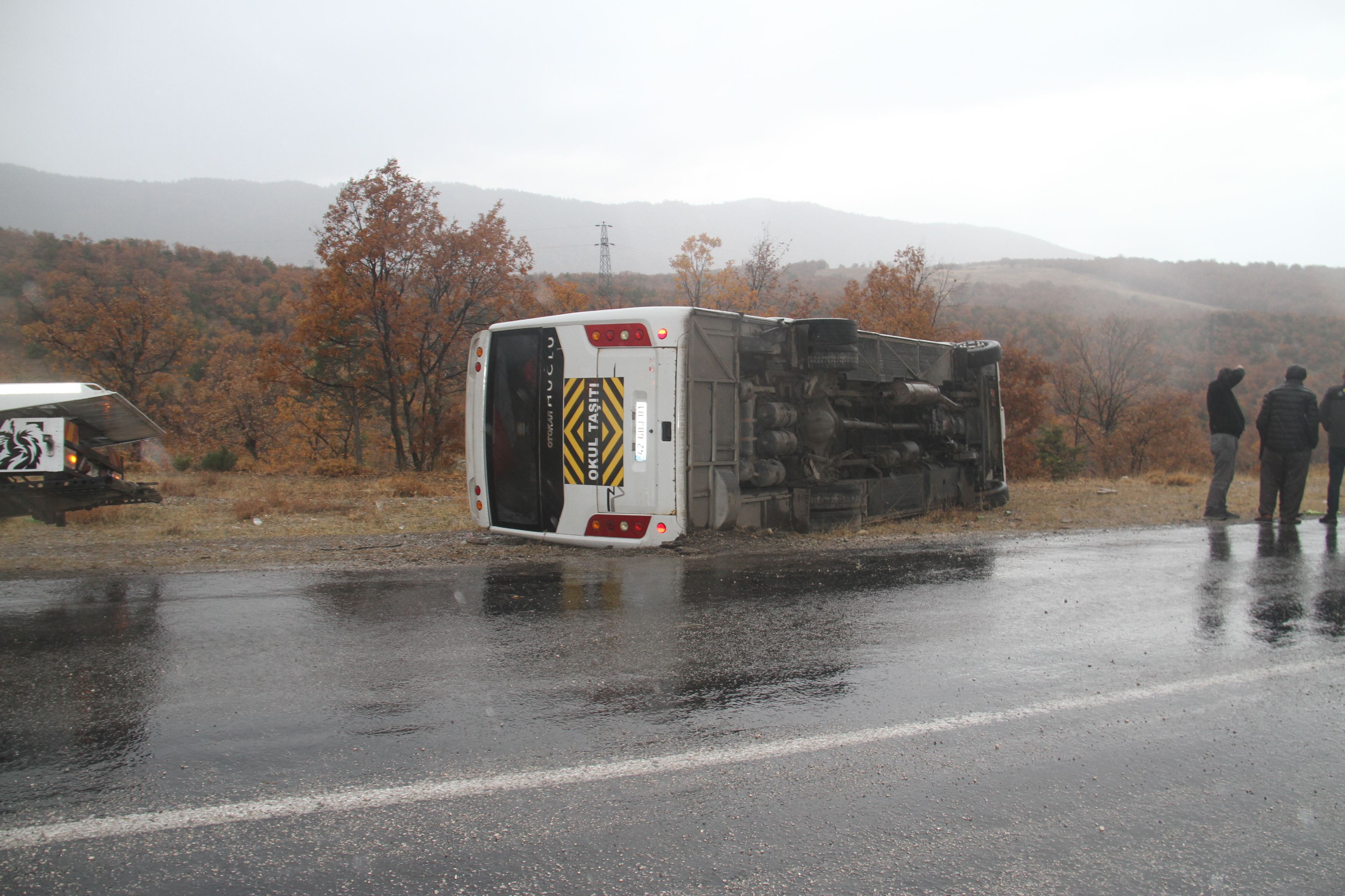Konya'da öğrencileri taşıyan servis devrildi