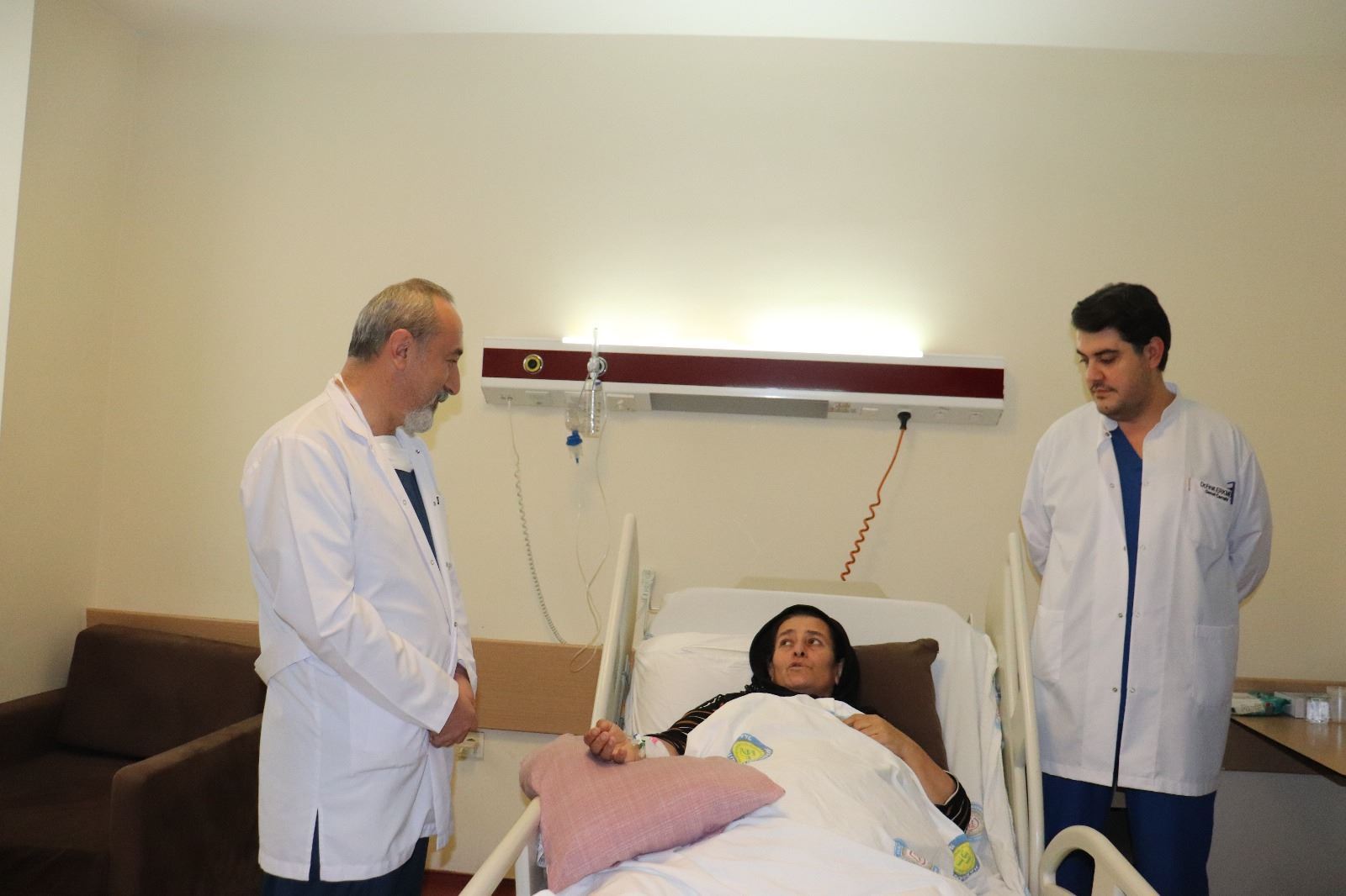 Bijîşk û Gulsum Onala ku tumor ji zikê wê hatiye derxistin / Wêne: AA