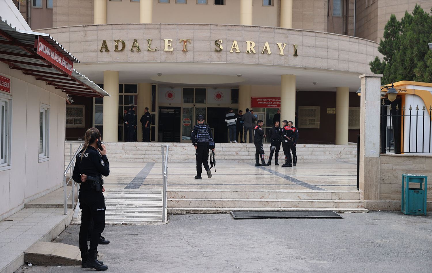 Adliyeye itfaiye, polis ve uzman ekipler yönlendirilerek, çevrede güvenlik önlemi alındı. / AA
