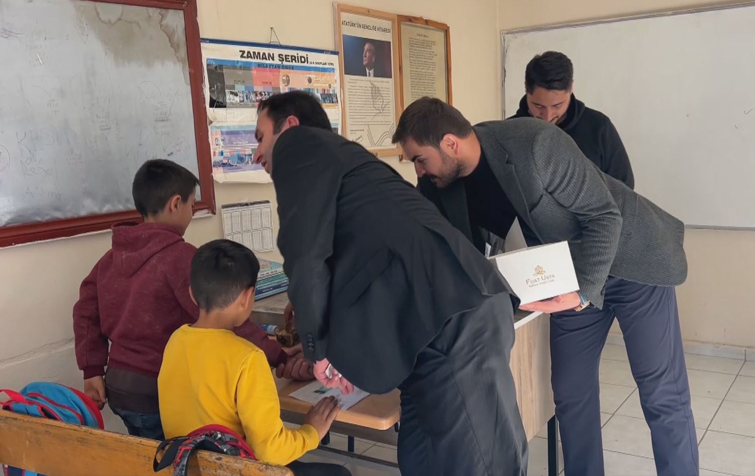 Fuat Erdîl baqleweyê dide xwendekaran\ Wêne: Rûdaw