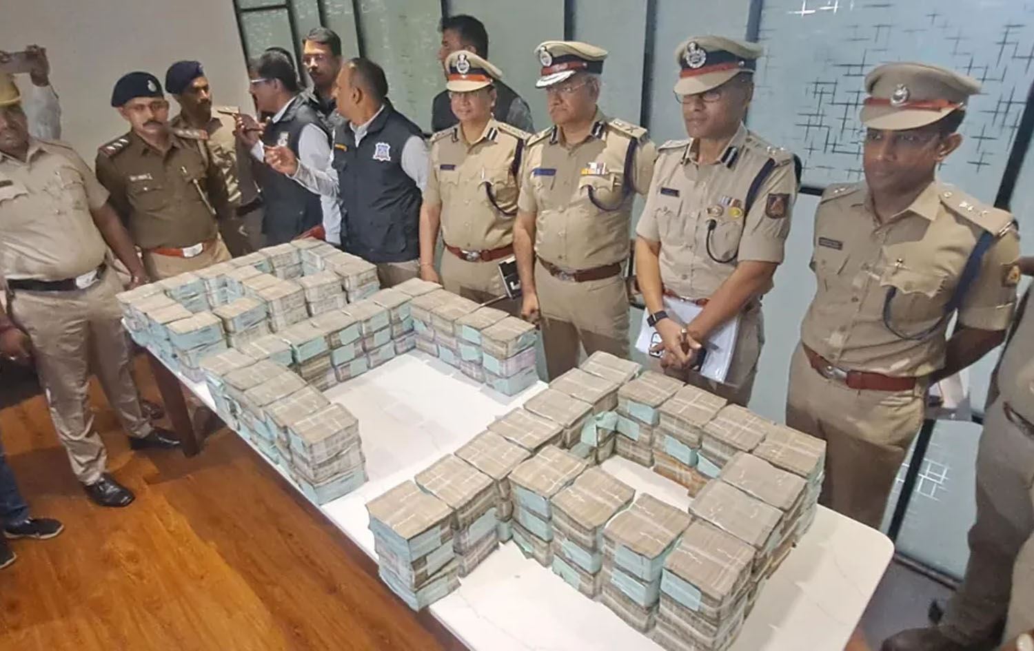 9 کەس لە هیندستان بە تۆمەتی دزینی 800 هەزار دۆلار دەستگیرکران