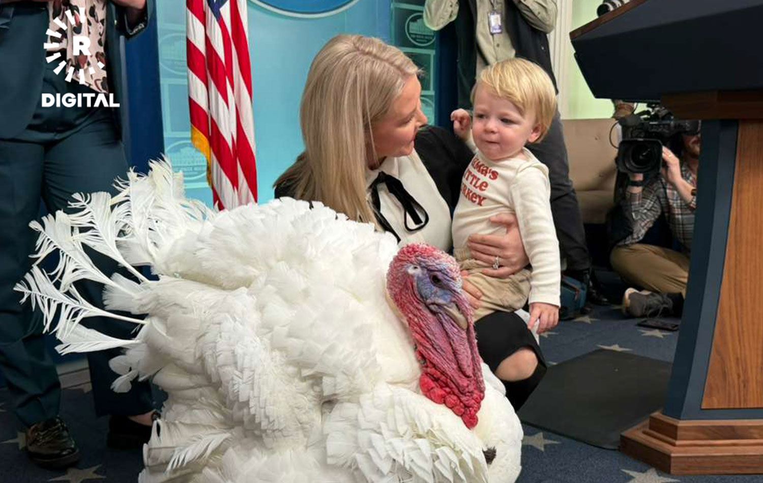 ABD Başkanı Trump, Beyaz Saray'da düzenlenen geleneksel "Şükran Günü" etkinliğinde iki hindiyi affetti. / Foto: Diyar Kurda / Rûdaw