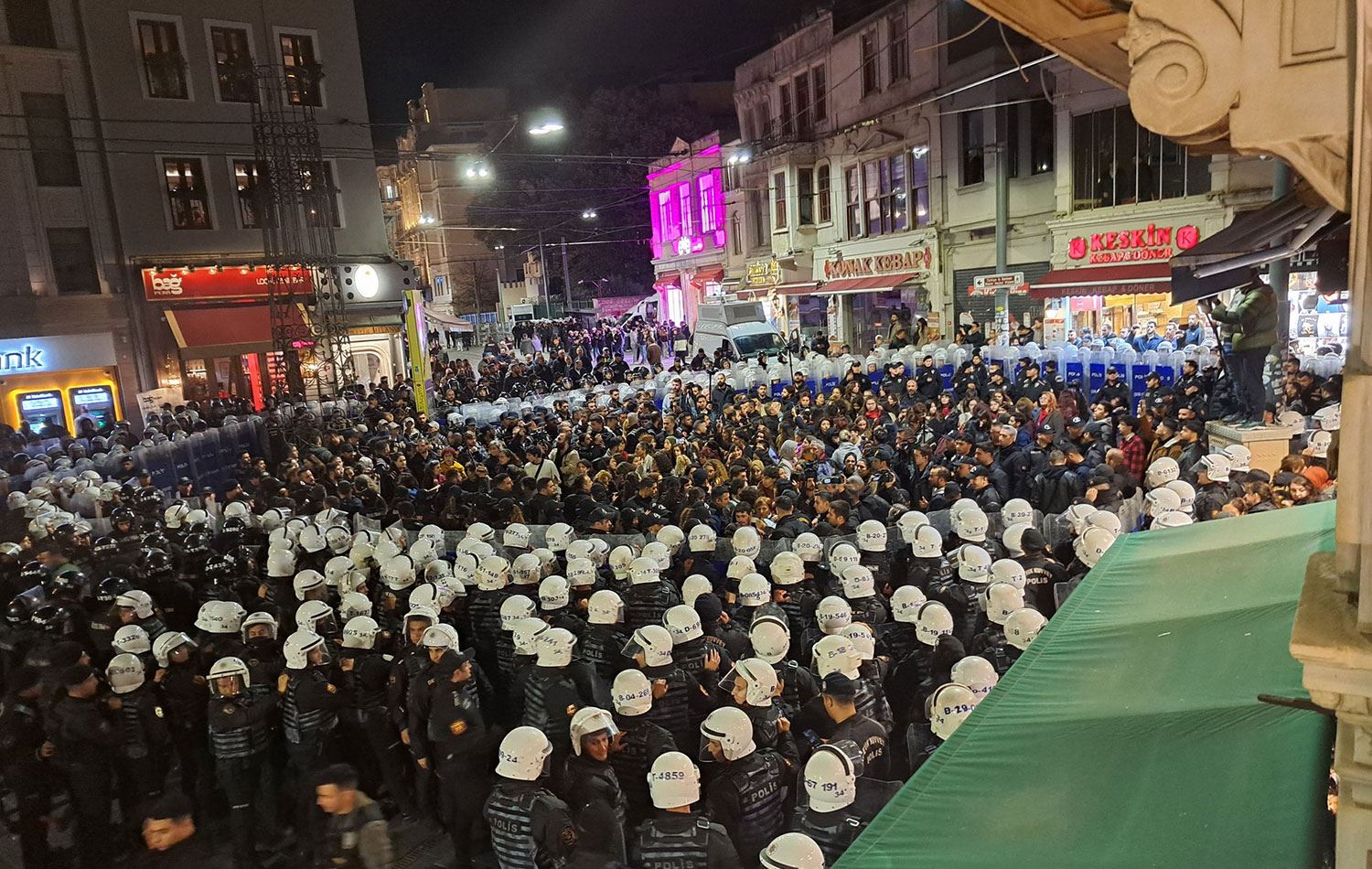 Tünel'de toplanan kadınlar polis tarafından ablukaya alındı. / Foto: Sosyal medya