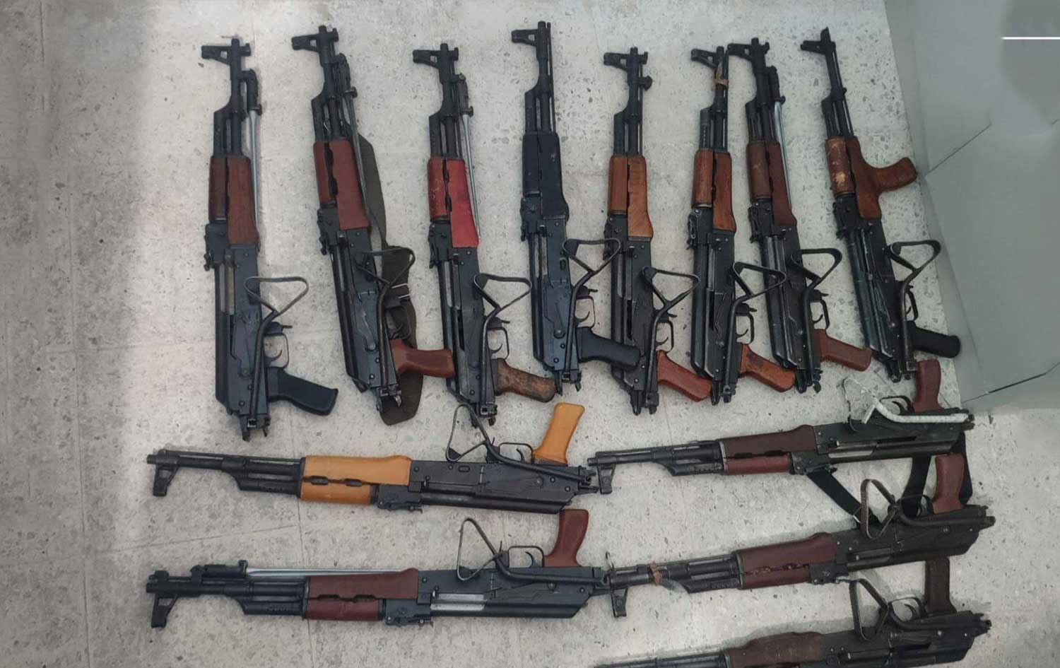 İran Devrim Muhafızları Ordusu'na bağlı Hamza Karargahı, Urmiye kentinde yüklü miktarda silah ve mühimmat ele geçirildiğini duyurdu