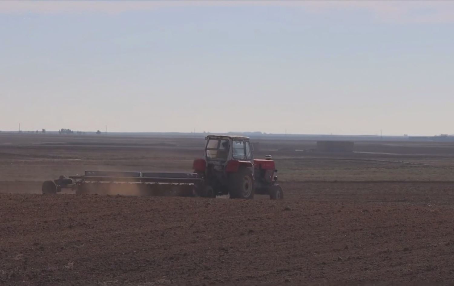 Cotkar erdê xwe cot dike / Wêne: Ji vîdeoyê