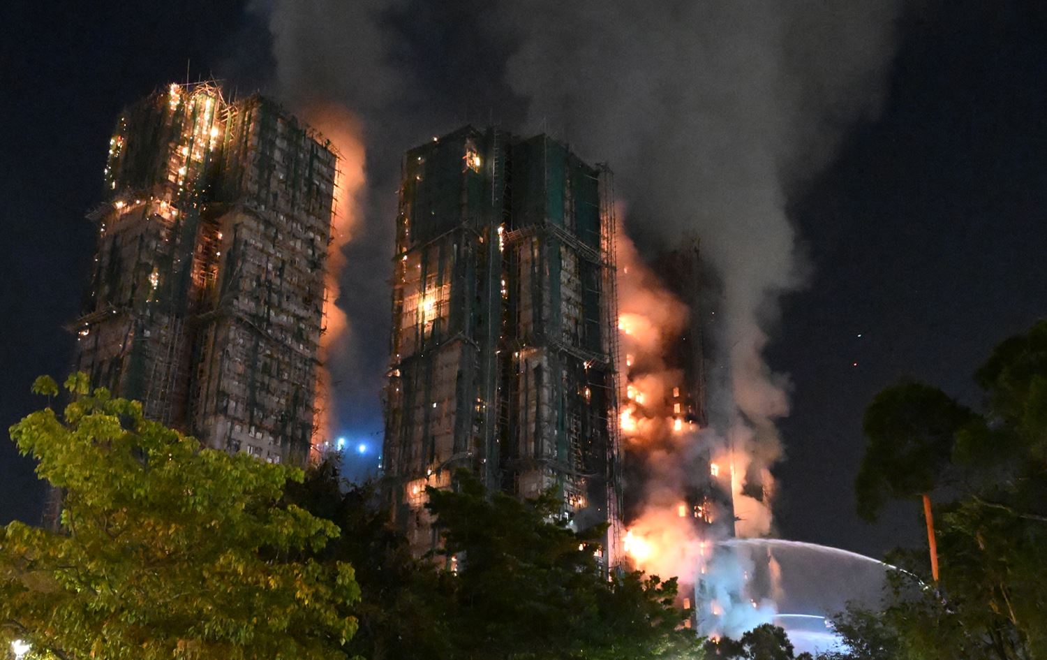 لە هۆنگکۆنگ ئاگر لە 8 تاوەری نیشتەجێبوون کەوتەوە و 36 کەس گیانیان لەدەستدا