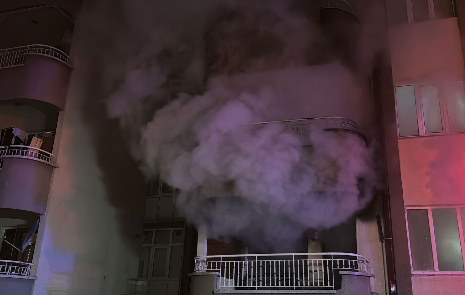 Kütahya'da bir evde çıkan yangında mahsur kalan felçli hasta hayatını kaybetti, 1 kişi yaralandı. / AA