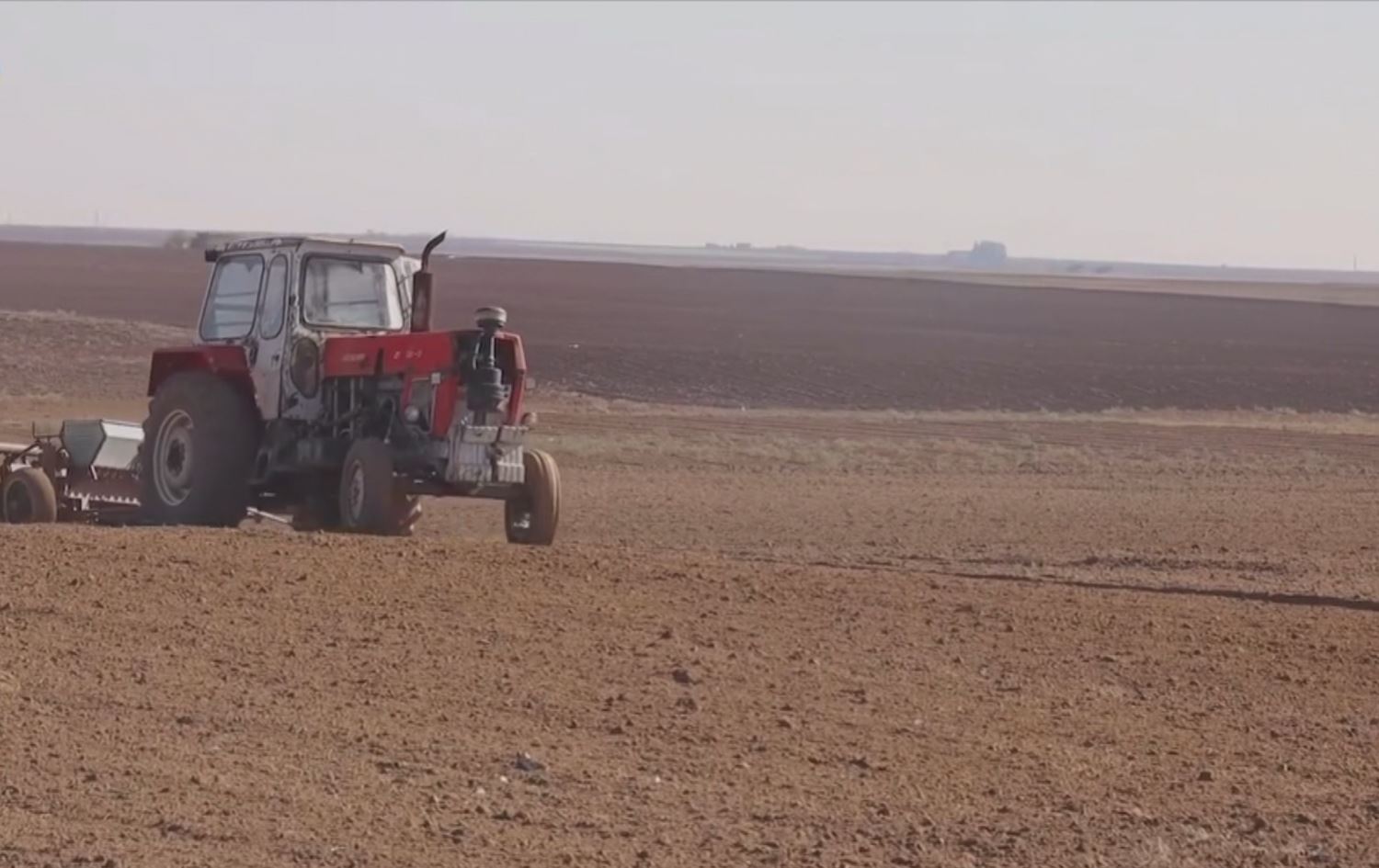 Li Amûdê traktorek tov û gubre direşîne\ Wêne: Medyaya Rêveberiya Xweser