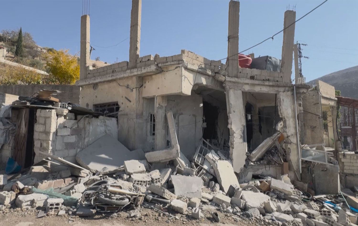 خانوویەک کە بە بۆردوومانی ئیسرائیل لە باشووری سووریا وێران بووە. وێنە: رووداو