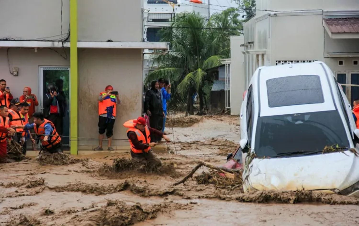 مردن بەهۆى لافاوى وڵاتانی باشوورى رۆژهەڵاتی ئاسیاوە 300 کەسى تێپەڕاند