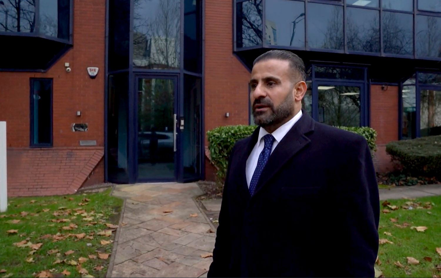 چیرۆکی سەرکەوتنی پارێزەرێکی کورد لە بەریتانیا؛ لە شووشتنی ئۆتۆمبێلەوە بۆ پارێزەرێکی نێودار