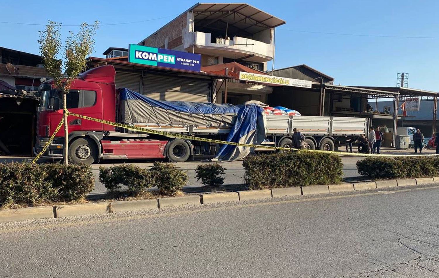 Manisa'nın Alaşehir ilçesinde trafik polislerinin bulunduğu ekip aracı TIR'a çarpmıştı. / AA
