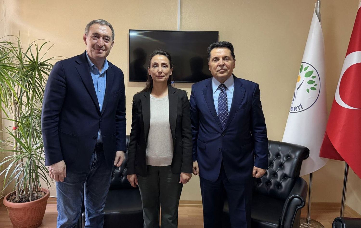 Ahmet Özer (sağda), DEM Parti Eş Genel Başkanları ile bir araya geldi. / Foto: X