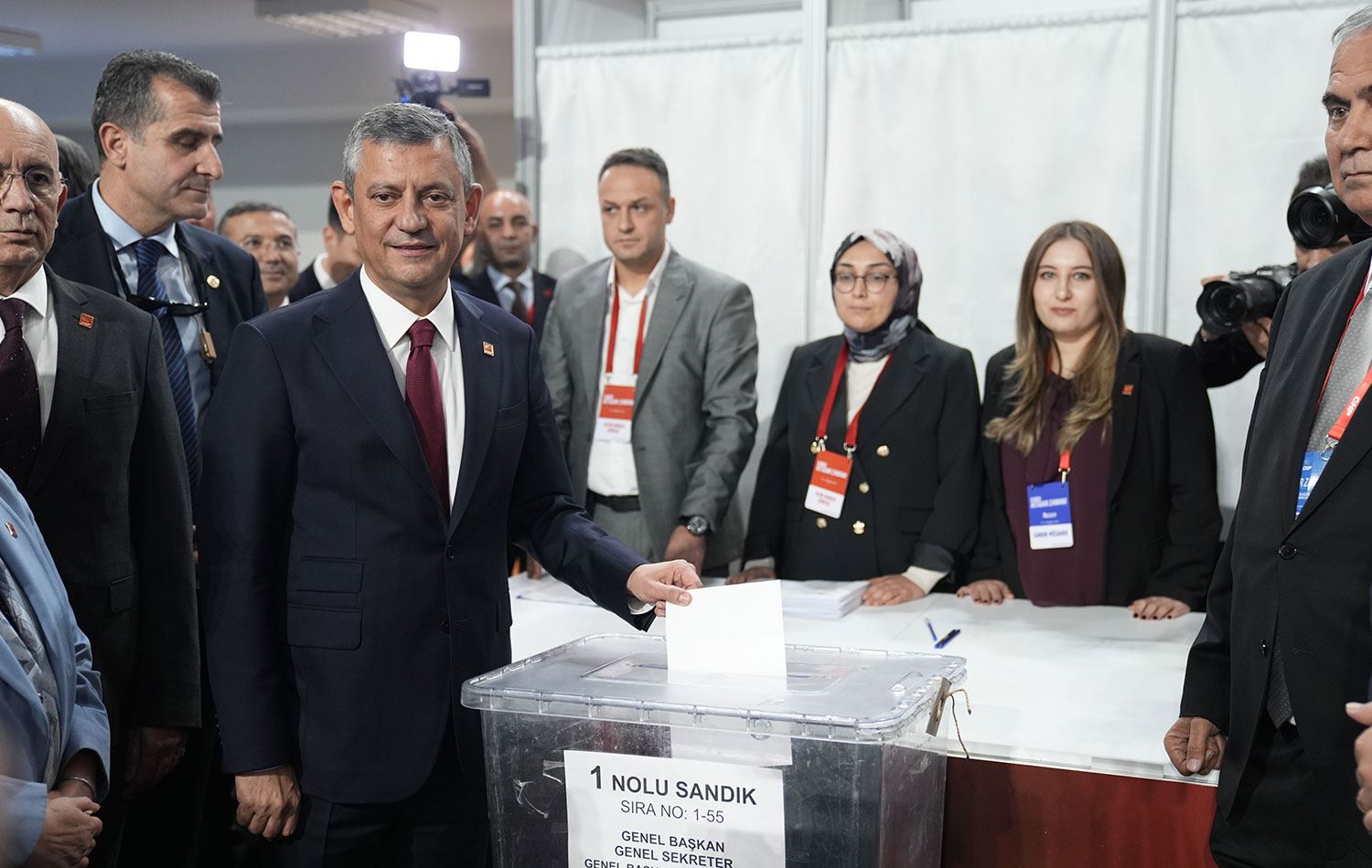 CHP Genel Başkanı Özgür Özel, partisinin 39. Olağan Kurultayı'na katılarak oy kullandı. / AA