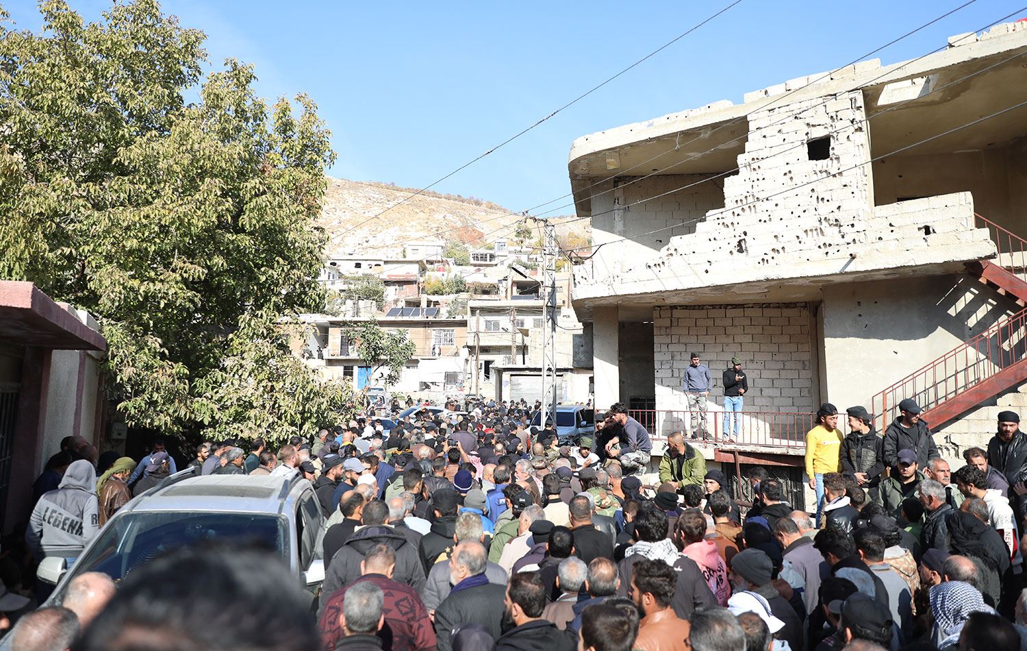  Beyt Cin sakinleri, İsrail askerlerinin düzenledikleri saldırılarda sivilleri hedef aldıklarını belirtti. Köy halkı, hayatını kaybedenlerin yakınlarına taziye ziyaretinde bulundu. / AA