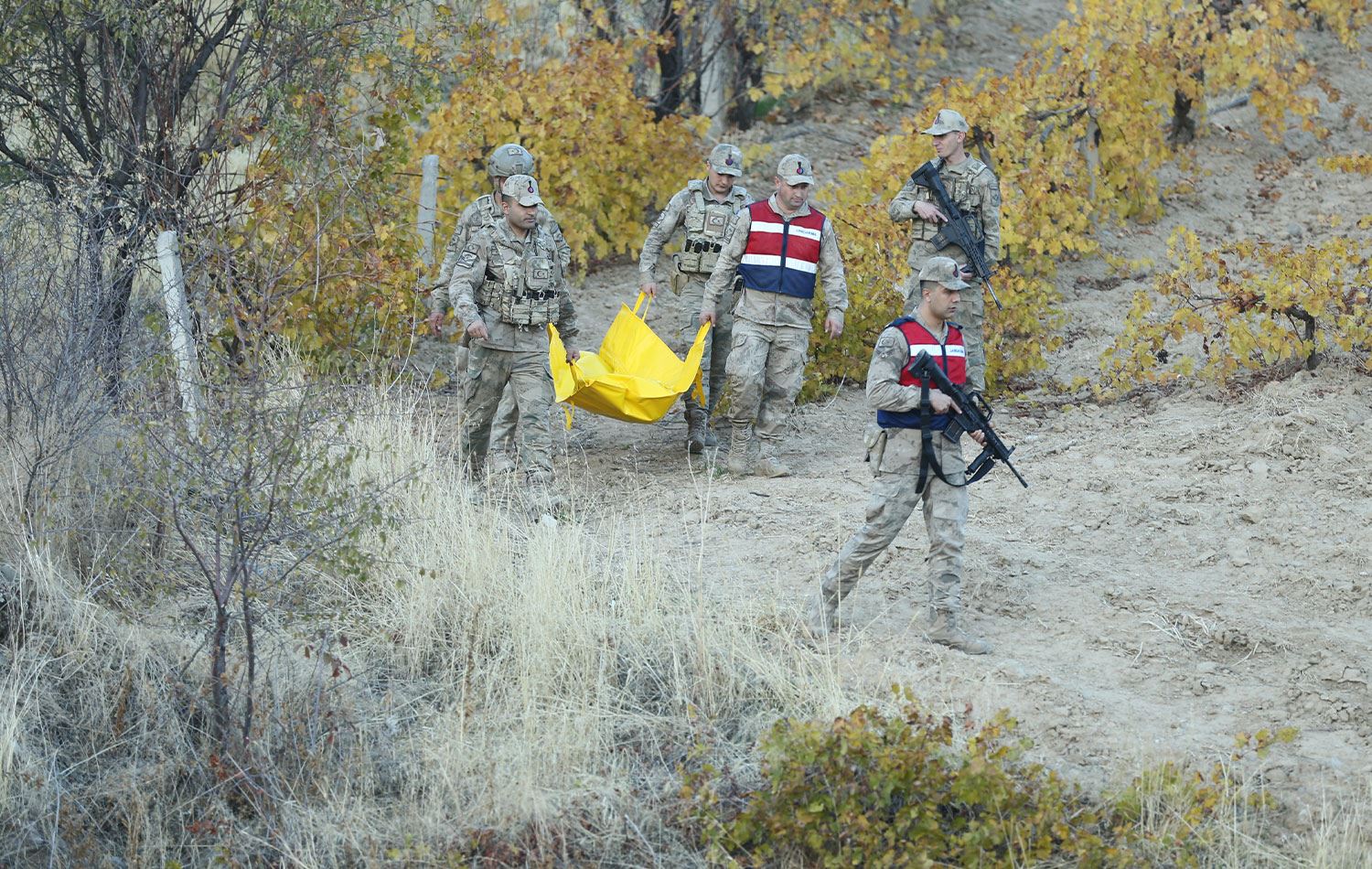 Siirt'in Kurtalan ilçesinde 17 Eylül'de kaybolan 83 yaşındaki Alzheimer hastasının cansız bedeni Baykan ilçesindeki arazide bulundu. / AA