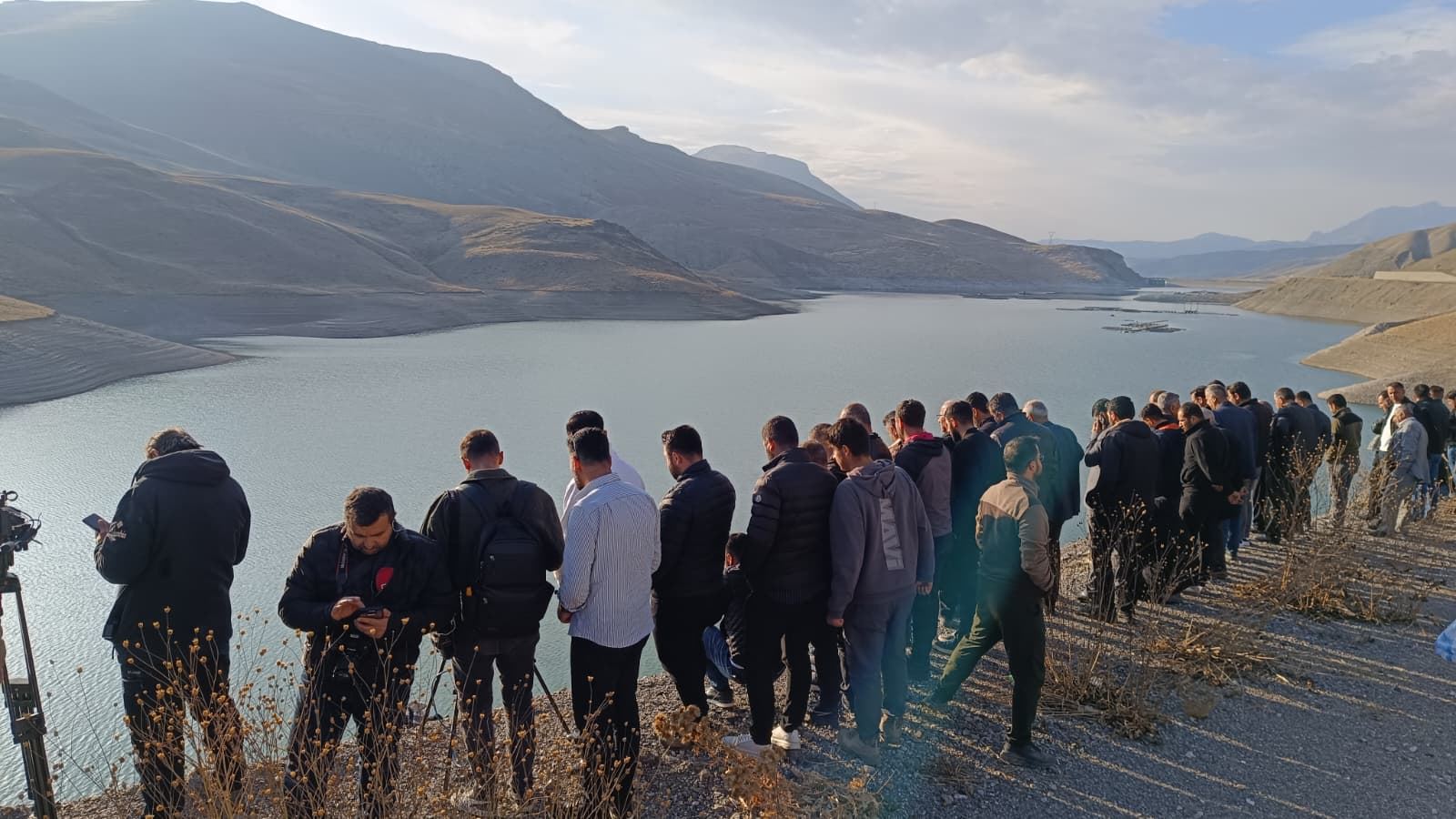Van'ın Gürpınar ilçesinde kontrolden çıkarak baraja düşen otomobildeki üçüncü kişinin de cansız bedenine ulaşıldı. / AA