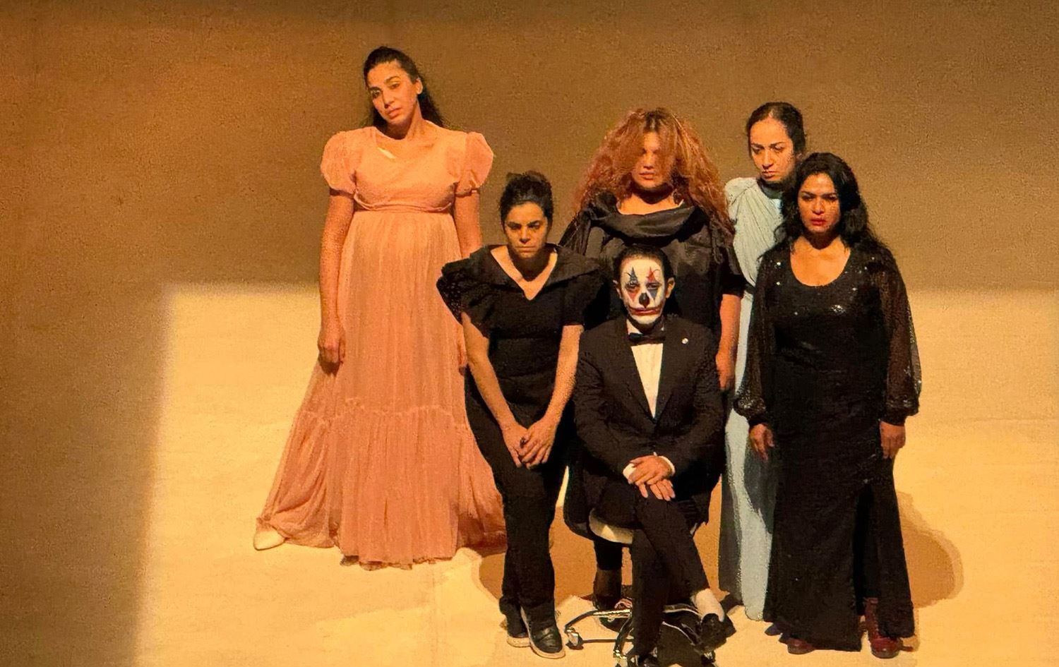 مشهد من مسرحية"الجدار"