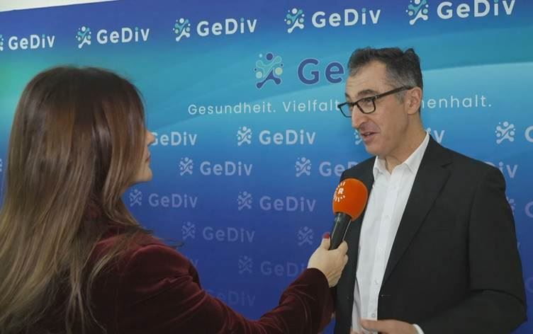 Cem Özdemir, Ala Şali'ye konuştu.