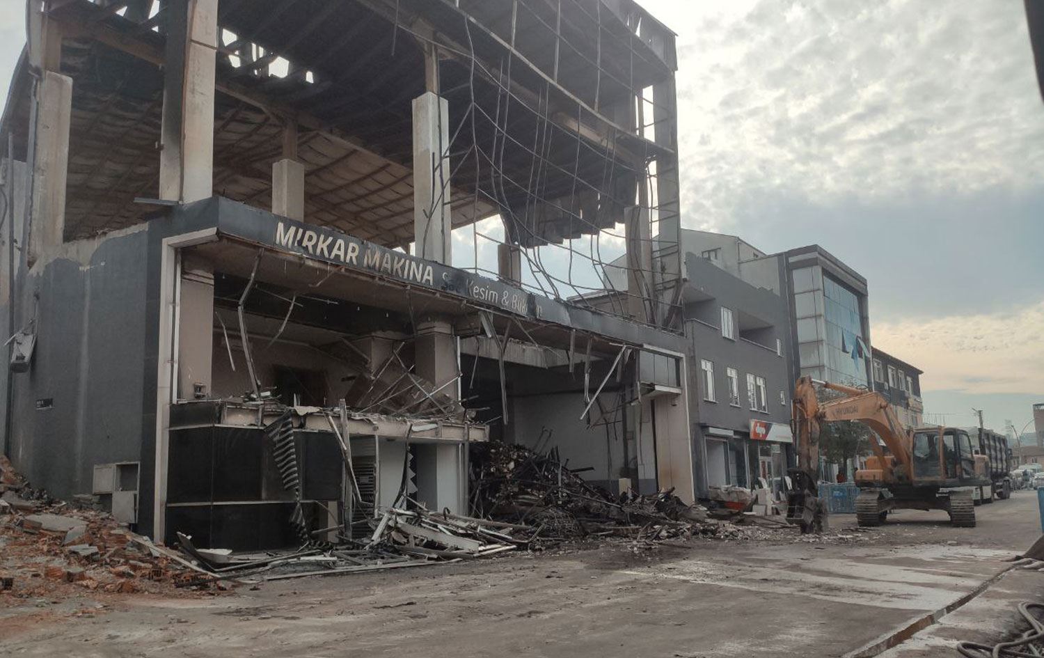 Kocaeli'nin Dilovası ilçesinde çıkan yangında 7 kişinin hayatını kaybettiği fabrika yıkılmıştı. / AA