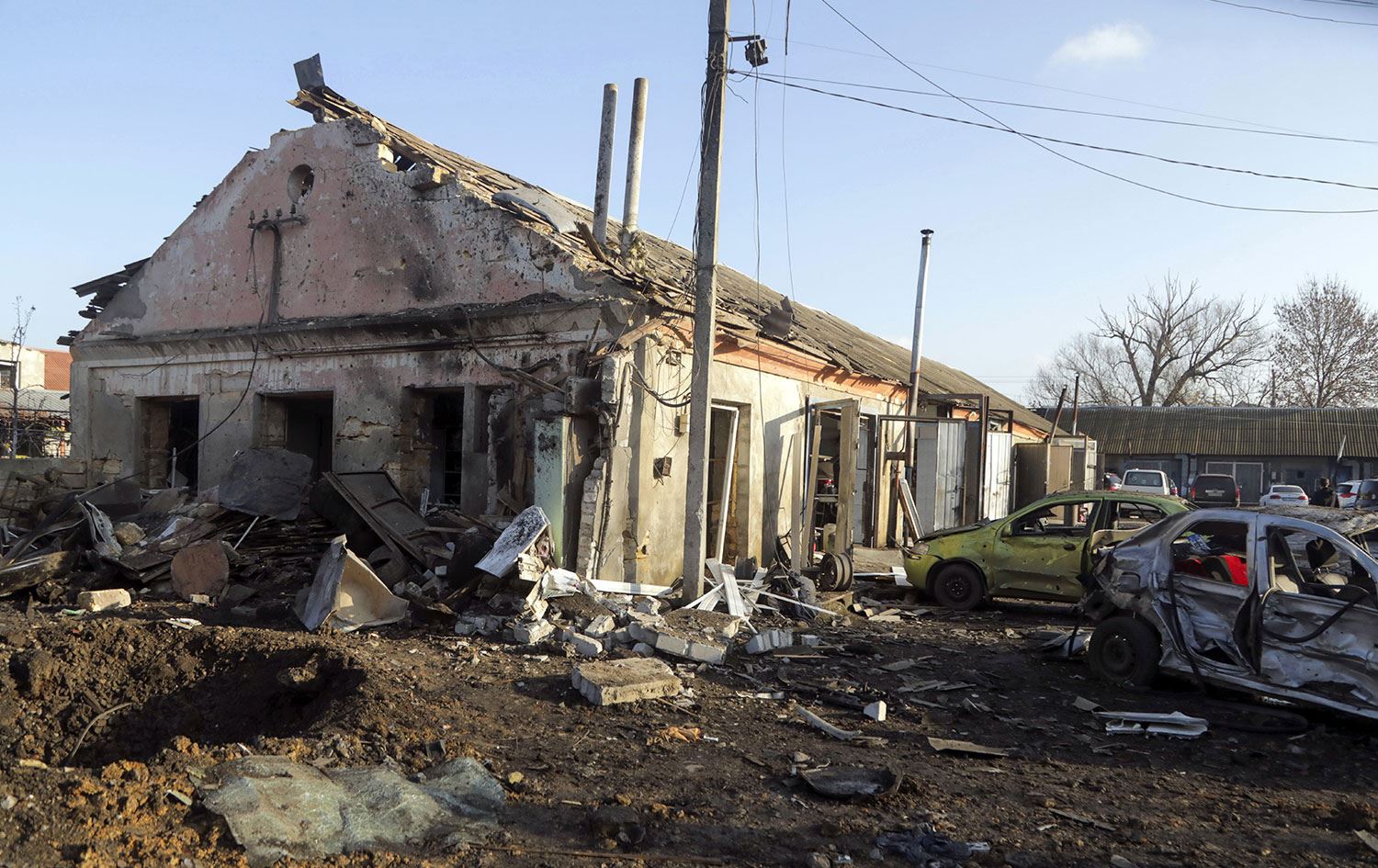 Rusya'nın Ukrayna'nın Odesa kentine düzenlediği saldırının ardından bölgedeki bazı binalar ve araçlar kullanılamaz hale geldi./ AA