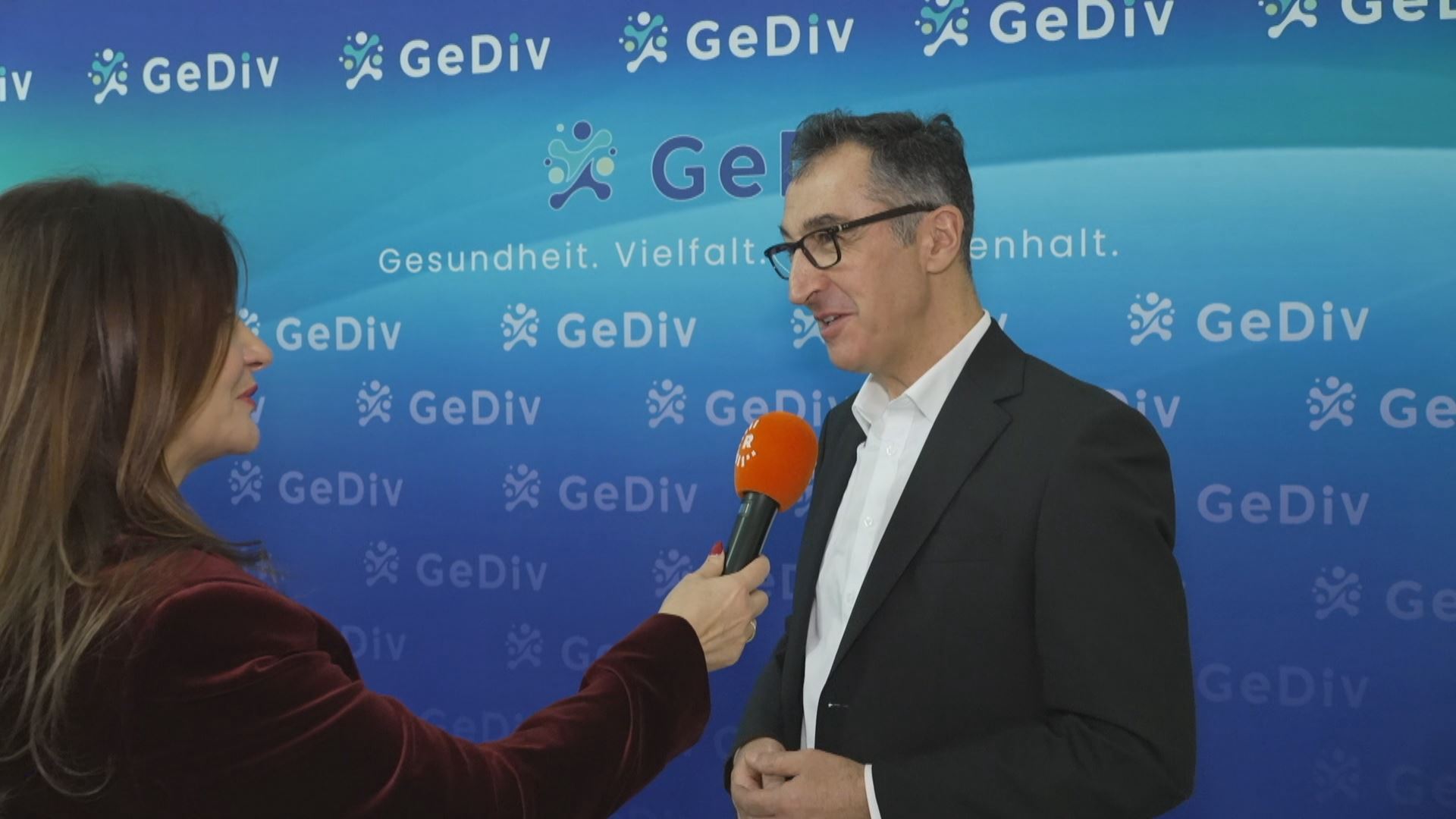 Cem Özdemir: Anlamış değilim İslamcıları alıyor, Ezidi Kürtleri sınır dışı ediyorlar