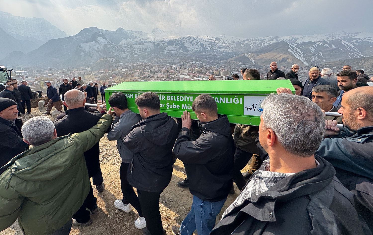 Van'ın Gürpınar ilçesinde dün kontrolden çıkarak baraja düşen otomobilde hayatını kaybeden 3 kişinin cenazesi toprağa verildi. / AA